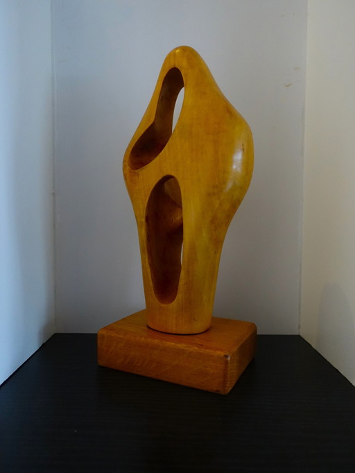 Escultura abstracta de madera.
