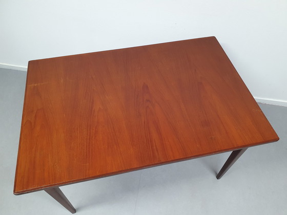 Image 1 of Table Mid Century par Topform. Table de salle à manger extensible.