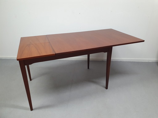 Mid - Century table by Topform. Dining table extendable.