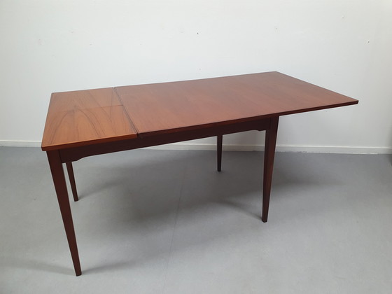 Image 1 of Table Mid Century par Topform. Table de salle à manger extensible.