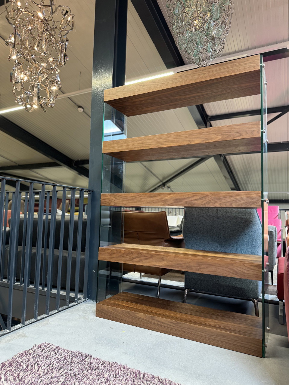 Librería Angel Cerdà de madera de nogal con vitrina