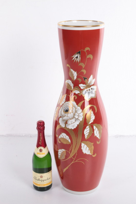 Image 1 of Wallendorf - Grand vase en porcelaine rouge avec fleurs dorées