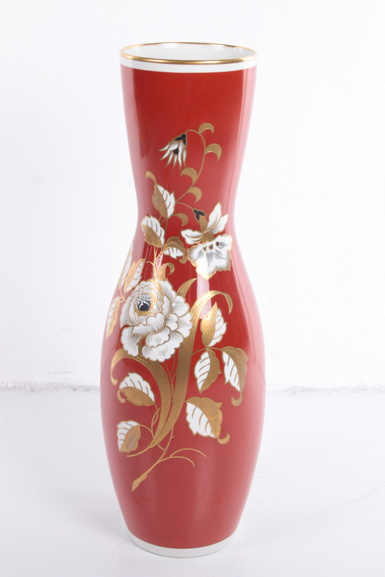 Image 1 of Wallendorf - Grand vase en porcelaine rouge avec fleurs dorées