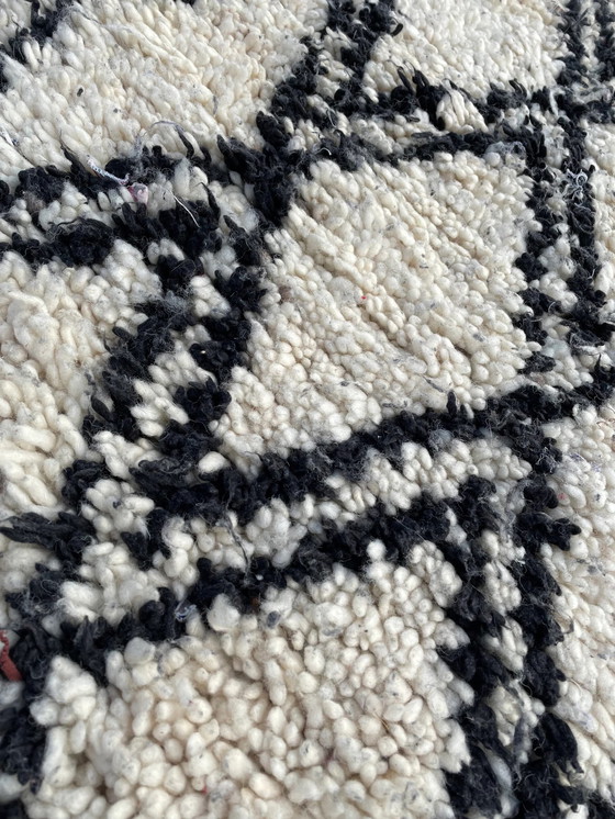 Image 1 of Tapis berbère marocain noir et blanc