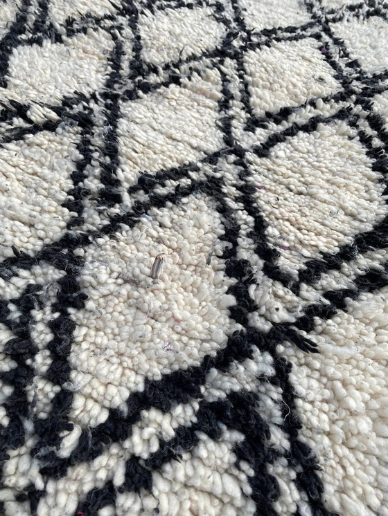 Image 1 of Tapis berbère marocain noir et blanc