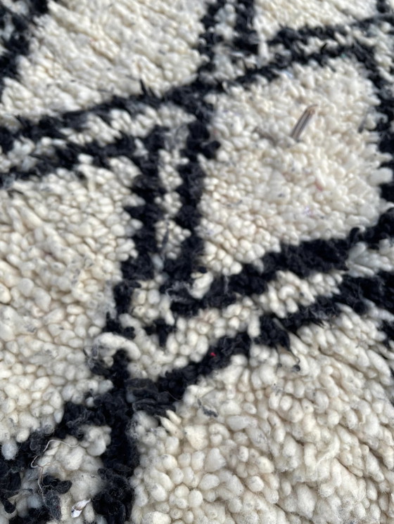 Image 1 of Tapis berbère marocain noir et blanc