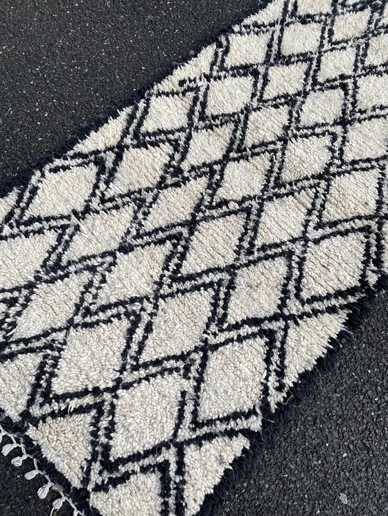 Image 1 of Tapis berbère marocain noir et blanc