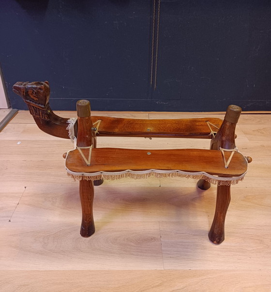 Image 1 of Poggiapiedi in cammello egiziano in pelle e legno vintage 