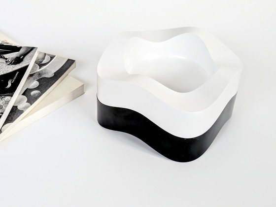2 x Space Age Ashtrays | Black and White | Walter Zeischegg 2 x Space Age Ashtrays | Black and White | Walter Zeischegg
