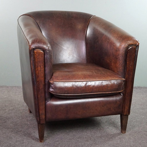 Fauteuil club en cuir de mouton foncé, design épuré