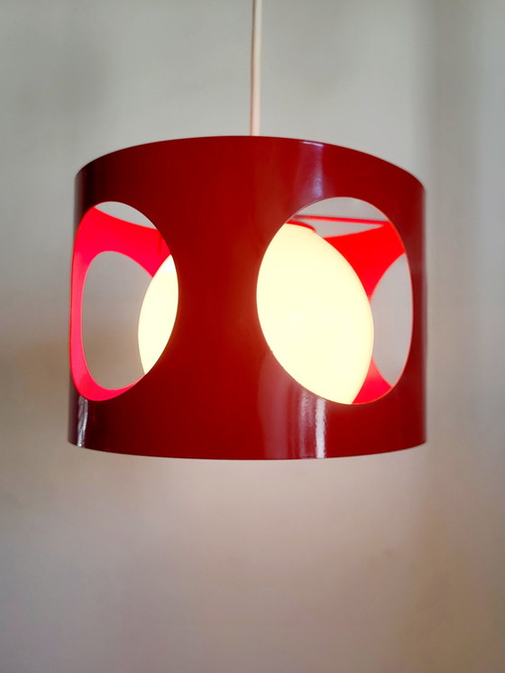 Image 1 of Lampe suspendue de l'ère spatiale, métal rouge, boule de verre opalin, années 1960-1970