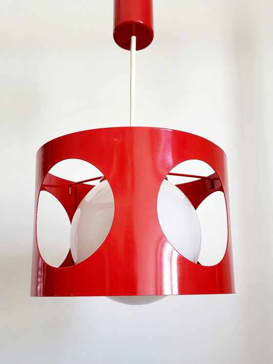 Image 1 of Lampe suspendue de l'ère spatiale, métal rouge, boule de verre opalin, années 1960-1970