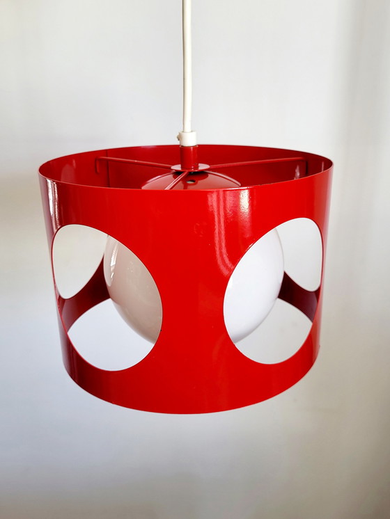 Image 1 of Lampe suspendue de l'ère spatiale, métal rouge, boule de verre opalin, années 1960-1970