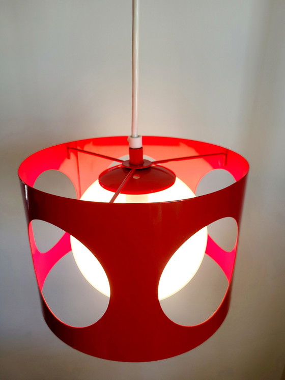 Image 1 of Lampe suspendue de l'ère spatiale, métal rouge, boule de verre opalin, années 1960-1970