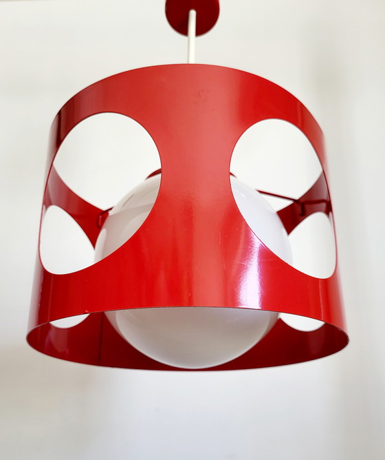 Image 1 of Lampe suspendue de l'ère spatiale, métal rouge, boule de verre opalin, années 1960-1970