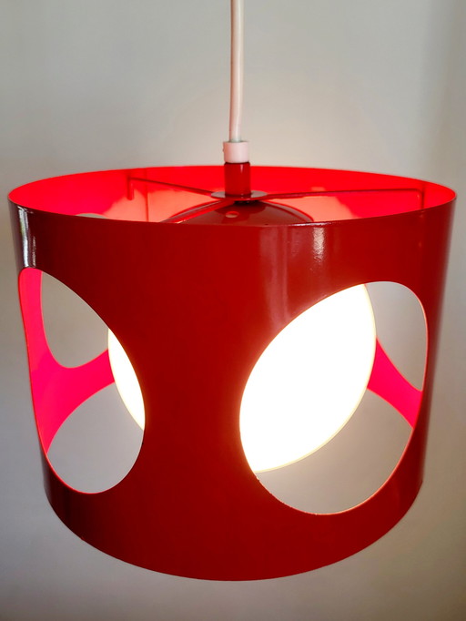 Lampe suspendue de l'ère spatiale, métal rouge, boule de verre opalin, années 1960-1970