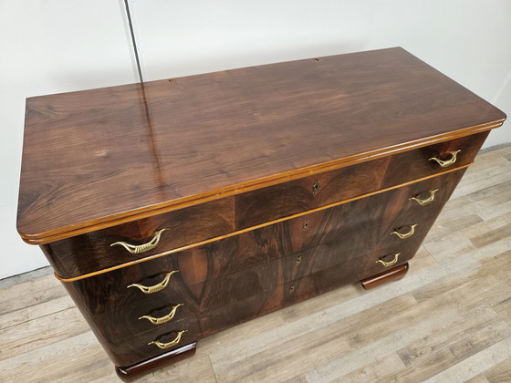 Image 1 of Art Decò Four-Drawer Chest Of Drawers In Walnut And Maple With Mirror