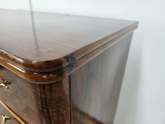 Image 1 of Art Decò Four-Drawer Chest Of Drawers In Walnut And Maple With Mirror