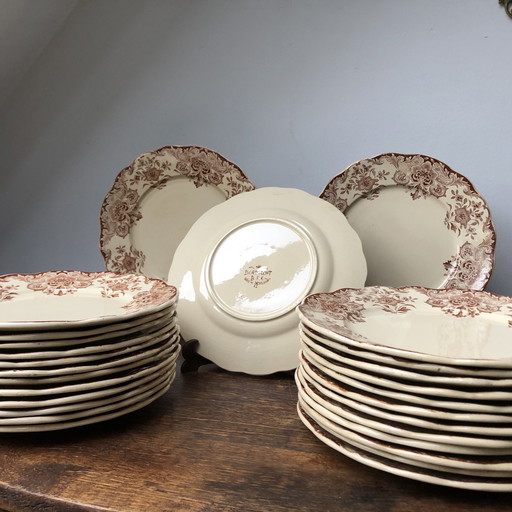 26x assiettes en porcelaine B.F.K.