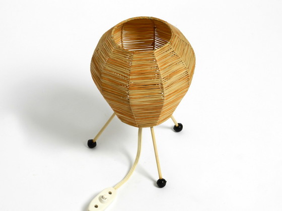 Image 1 of Magnifique lampe de table de nuit tripode en raphia Mid Century Modern en très bon état vintage.