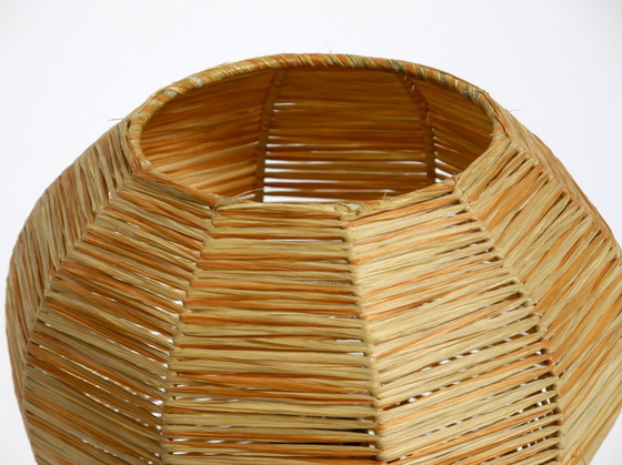 Image 1 of Magnifique lampe de table de nuit tripode en raphia Mid Century Modern en très bon état vintage.