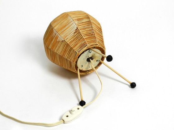 Image 1 of Magnifique lampe de table de nuit tripode en raphia Mid Century Modern en très bon état vintage.