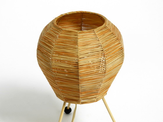 Image 1 of Magnifique lampe de table de nuit tripode en raphia Mid Century Modern en très bon état vintage.