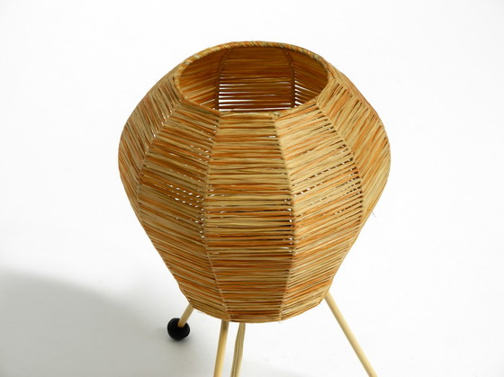 Image 1 of Magnifique lampe de table de nuit tripode en raphia Mid Century Modern en très bon état vintage.