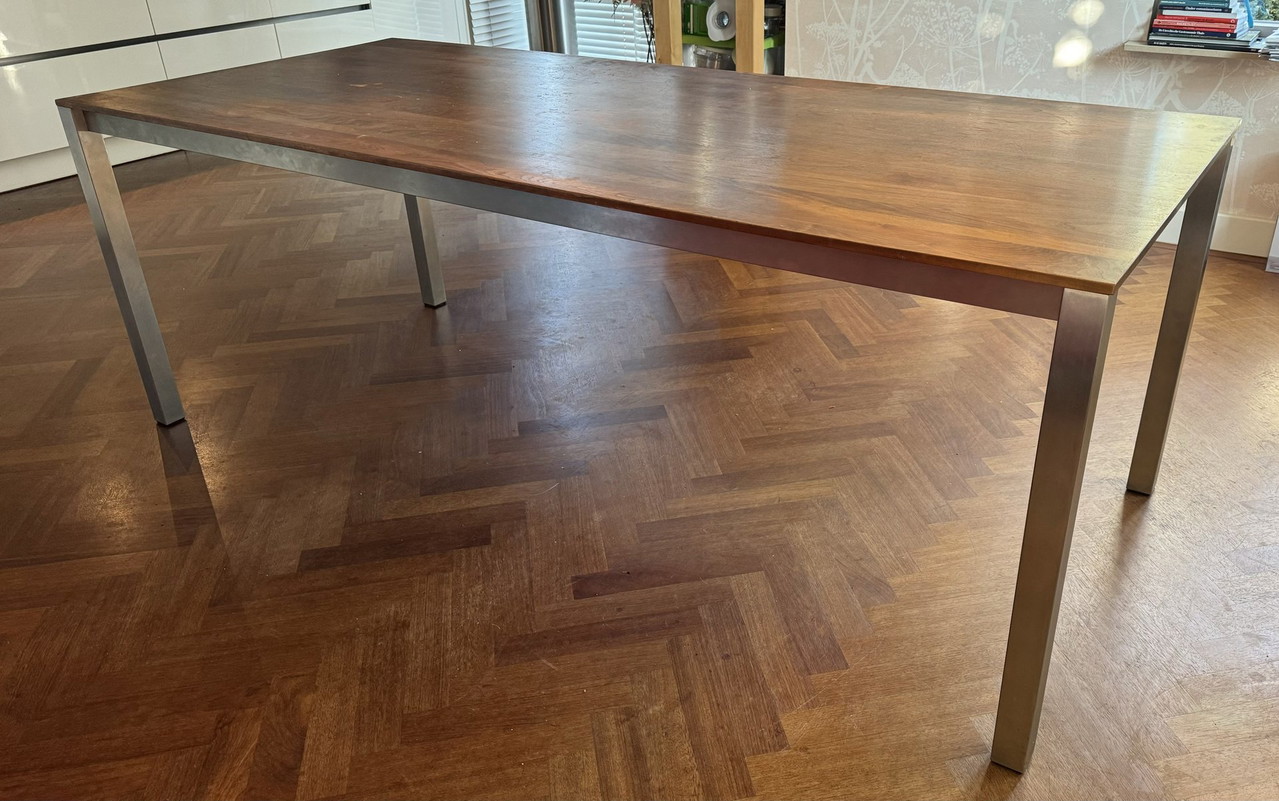 Mesa de comedor extensible Arco de nogal con patas de acero inoxidable
