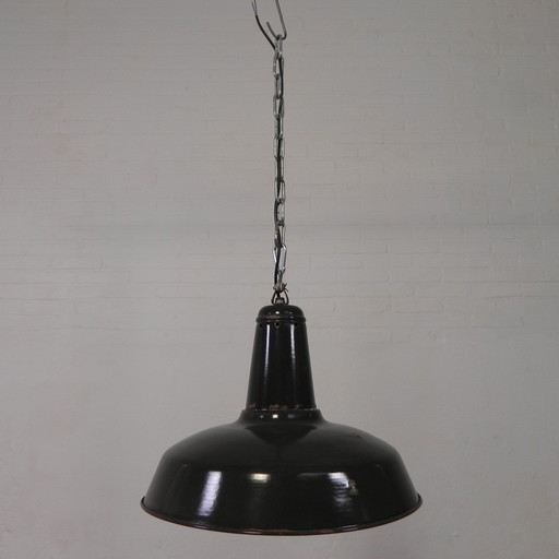 Industrial Pendant Lamp With Enameled Steel Shade