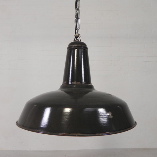 Industrial Pendant Lamp With Enameled Steel Shade