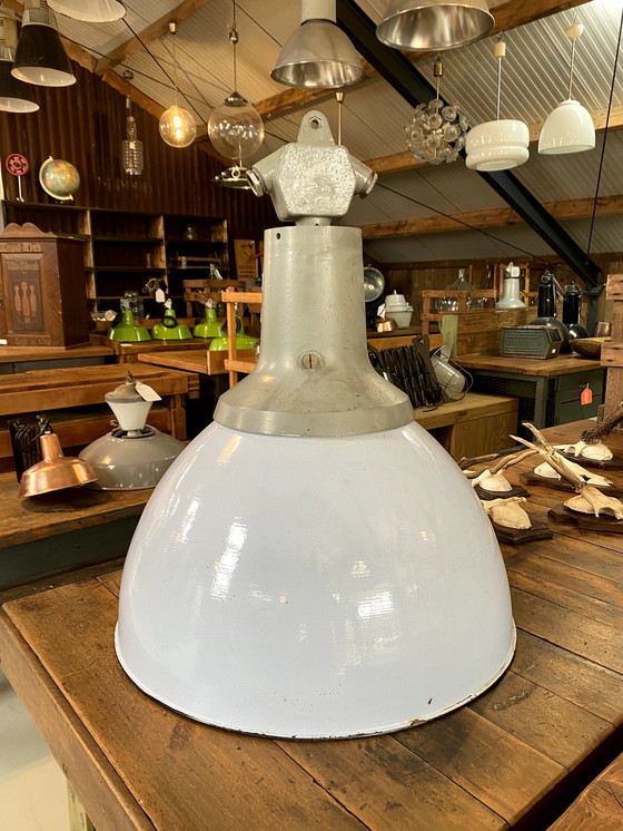 Image 1 of Lampe d'usine vintage lampe suspendue en émail industriel