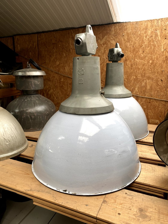 Image 1 of Lampe d'usine vintage lampe suspendue en émail industriel