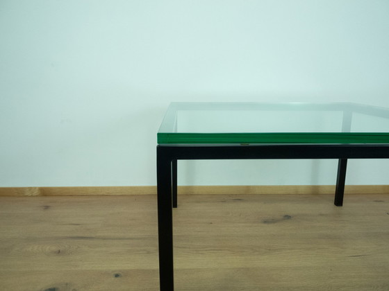 Image 1 of Table basse avec plateau en verre épais, cadre en tube d'acier, années 1970