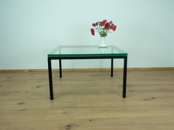 Image 1 of Table basse avec plateau en verre épais, cadre en tube d'acier, années 1970