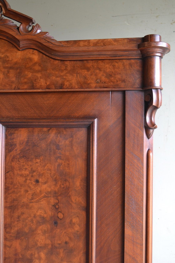 Image 1 of Gabinete antiguo de madera de nogal con cresta