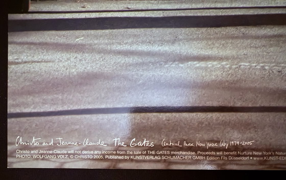 Image 1 of Christo e Jeanne-Claude: "The Gates, foto 26 di Wolfgang Volz". In condizioni eccellenti.