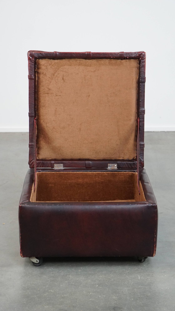 Image 1 of Poggiapiedi Chesterfield quadrato in pelle di mucca rossa