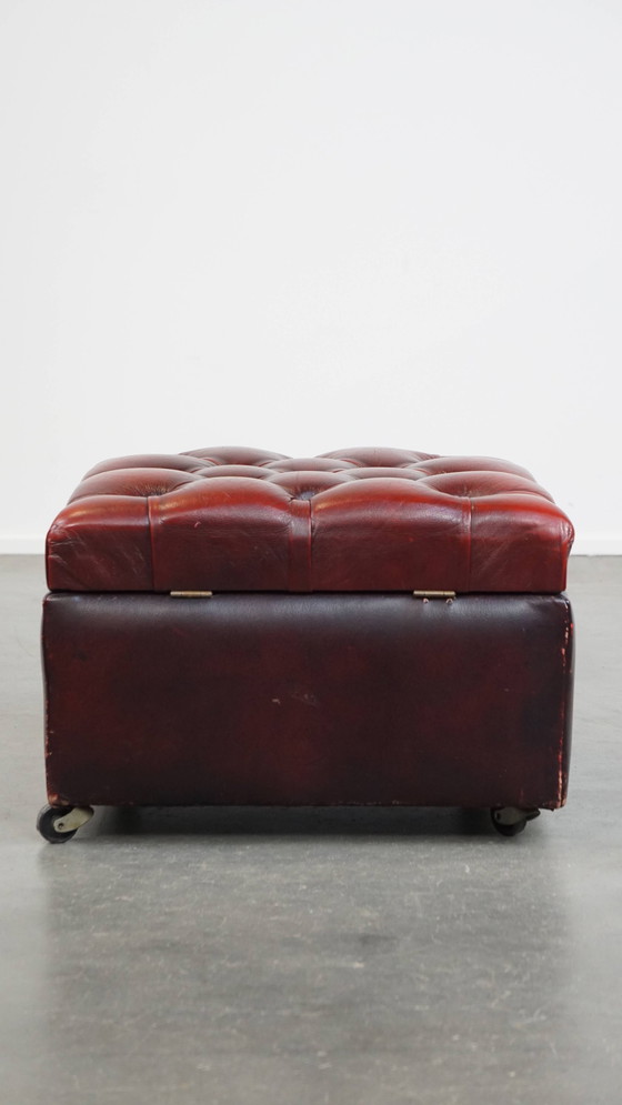 Image 1 of Poggiapiedi Chesterfield quadrato in pelle di mucca rossa