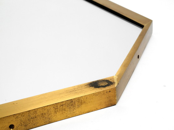 Image 1 of Grande e insolito specchio da parete ottagonale in ottone, stile moderno italiano di metà secolo, con una leggera e bellissima p