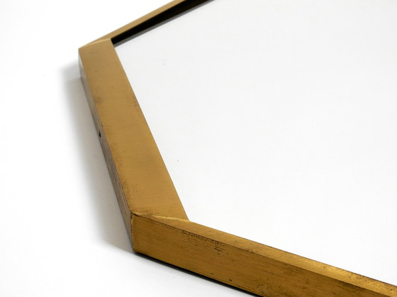 Image 1 of Grande e insolito specchio da parete ottagonale in ottone, stile moderno italiano di metà secolo, con una leggera e bellissima p