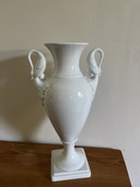 Jarrón de porcelana AK Kaiser de Alemania Occidental con asa de cuello de cisne