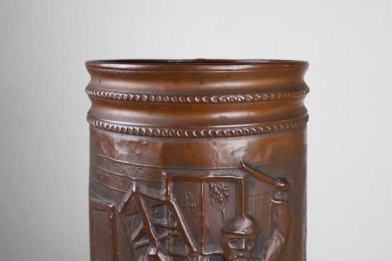 Image 1 of Paragüero de cobre con relieve martillado de un café medieval, Francia, ca. 1900