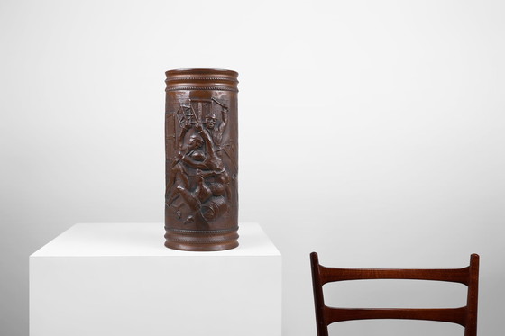 Image 1 of Paragüero de cobre con relieve martillado de un café medieval, Francia, ca. 1900