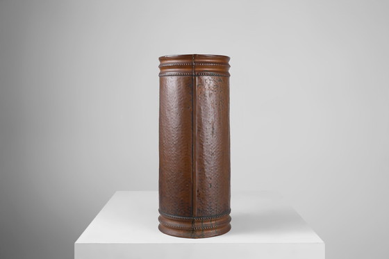 Image 1 of Paragüero de cobre con relieve martillado de un café medieval, Francia, ca. 1900