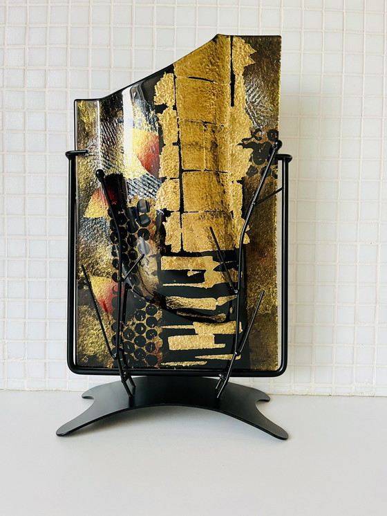 Image 1 of Vaso italiano in vetro, opera d&#39;arte su supporto in metallo, colori nero e oro