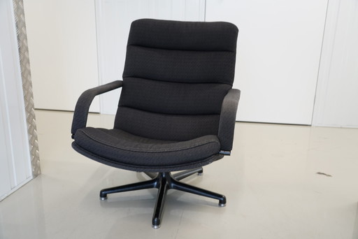 Artifort f142 armchair