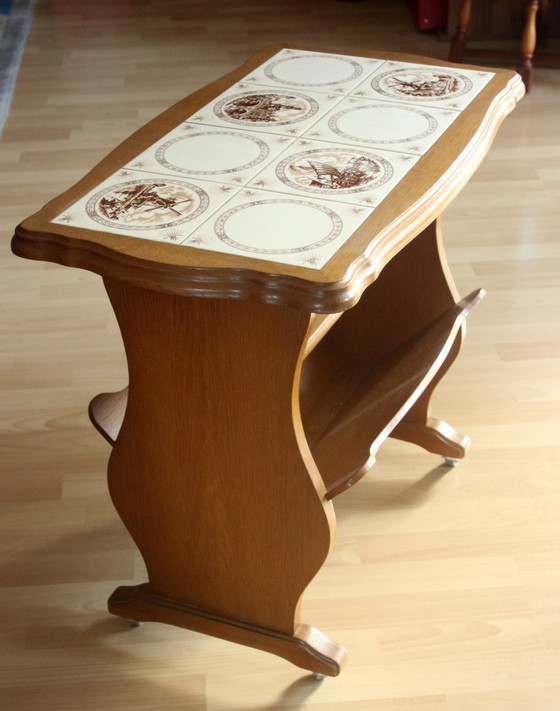 Image 1 of Mid Century Chariot à journaux en bois avec carreaux de céramique, sur roulettes, vintage