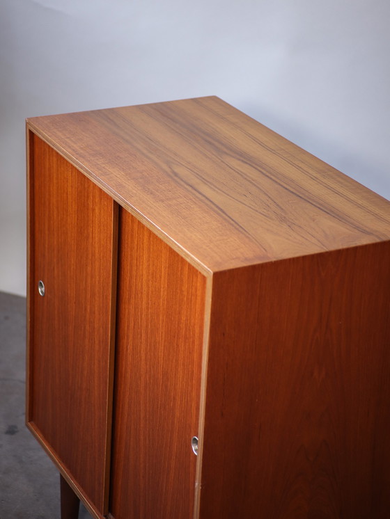 Image 1 of Mobiletto danese vintage in teak con ante scorrevoli