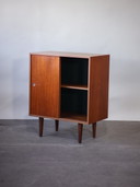 Mobiletto danese vintage in teak con ante scorrevoli